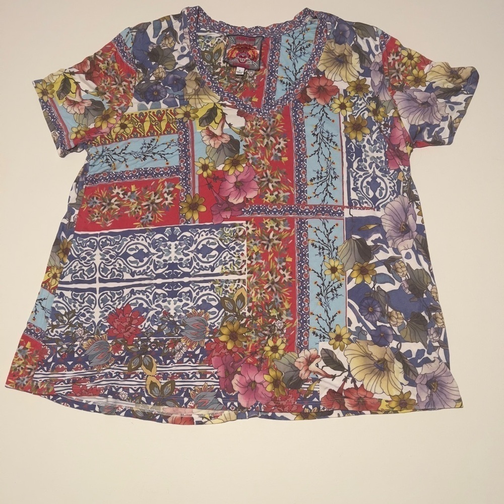 EUC Johnny Was Midsummer Favorite V-Neck Swing Tee Jersey Top Size Large (A)